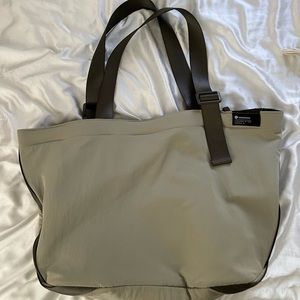 Lululemon Clean Lines Tote Bag 22L